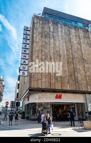 Hamburg, Deutschland - 23. August 2019: Fassade eines HM- oder H&M-Bekleidungshauses mit Menschen in der Nähe in große Bleichen, Einkaufsstraße in Neustadt, Hamburg, G Stockfoto