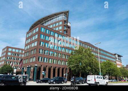 Hamburg, Deutschland - 23. August 2019: Moderne Bürogebäude mit Verkehr im Zentrum von Hamburg, Deutschland Stockfoto