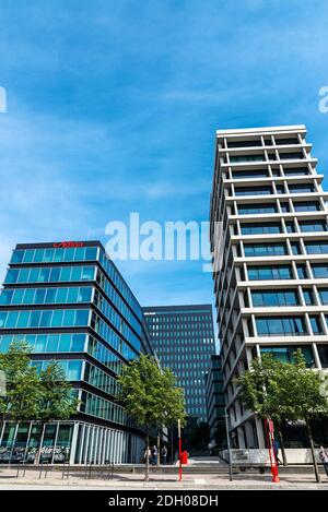 Hamburg, Deutschland - 23. August 2019: Moderne Bürogebäude mit Menschen im Zentrum von Hamburg, Deutschland Stockfoto