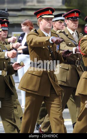 Prinz Harry nimmt an einer Gedenkparade in Edinburgh Teil, um an die während seiner Afghanistan-Tour getöteten Truppen zu erinnern. Stockfoto