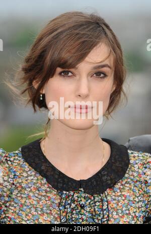 Keira Knightley bei einem Fotocall für 'Edge of Love' an der Western Defenses, Edinburgh Castle in Edinburgh. Der Film hat seine Weltpremiere heute Abend auf dem Festival. Stockfoto