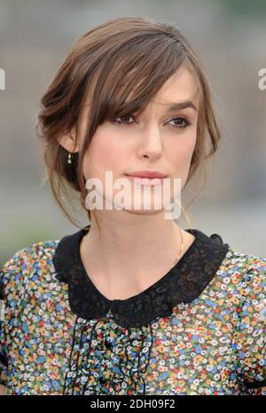 Keira Knightley bei einem Fotocall für 'Edge of Love' an der Western Defenses, Edinburgh Castle in Edinburgh. Der Film hat seine Weltpremiere heute Abend auf dem Festival. Stockfoto