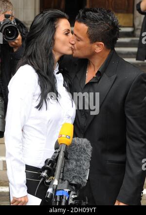 Katie Price und Peter Andre verlassen das High Court in London, nachdem sie ihr Verleumdungsverfahren gegen die News of the World gewonnen haben. Stockfoto