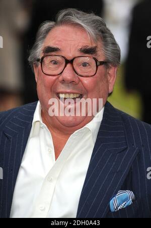 Ronnie Corbett kommt bei Sir David Frosts Summer Garden Party am Carlyle Square im Westen Londons an. Stockfoto