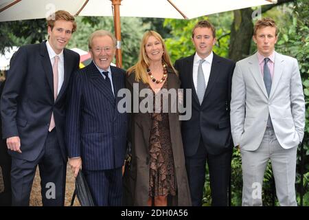 Sir David Frost und seine Familie kommen bei der Sommergarten-Party von Sir David Frost am Carlyle Square in West-London an. Stockfoto