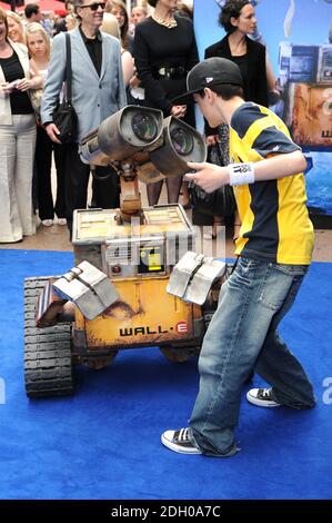 George Sampson kommt bei der UK Premiere von WALL-E im Empire Cinema, Leicester Square, London. Stockfoto