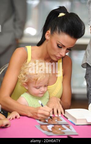 Katie Price tritt zusammen mit ihrer Tochter Princess Tiaamii bei Matalan in Milton Keynes, Buckinghamshire, auf, um ihre neue Bettwäschesortiment exklusiv für Matalan zu bewerben. Stockfoto