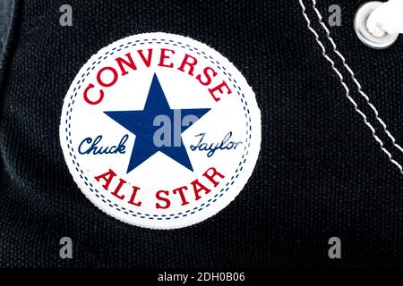 Winneconne, WI -6 Dezember 2020: Eine Nahaufnahme von Converse Canvas Schuh-Logo alle Sterne auf einem isolierten Hintergrund. Stockfoto