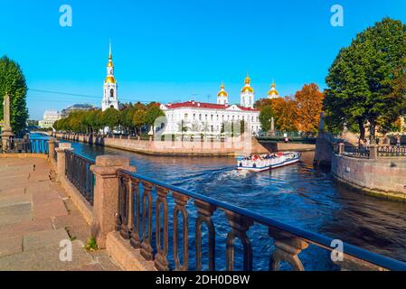Blick auf die Kuppel der St. Nikolaus Marine-Kathedrale, mit der Kreuzung von Gribojedow Kanal und Krjukow Kanal, Semimostie . Sankt Petersburg. Stockfoto