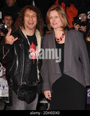 Sarah Brown mit Steve Kudlow von der Band Anvil beim London Film Festival Screening of Anvil, Odeon West End Cinema, Leicester Square, London. Stockfoto