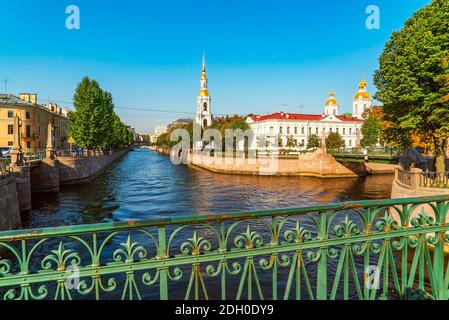 Blick auf die Kuppel der St. Nikolaus Marine-Kathedrale, mit der Kreuzung von Gribojedow Kanal und Krjukow Kanal, Semimostie . Sankt Petersburg Stockfoto