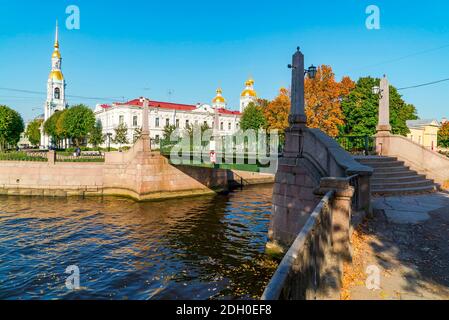 Glockenturm und Seekathedrale des Hl. Nikolaus, Krasnogvardejsky Brücke über den Gribojedow Kanal, Sankt Petersburg Stockfoto