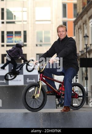 Chris Hoy bringt das Raleigh Triple Gold BMX Bike in limitierter Auflage exklusiv in Harrods, Knightsbridge, London auf den Markt. Stockfoto