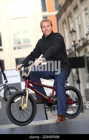 Chris Hoy bringt das Raleigh Triple Gold BMX Bike in limitierter Auflage exklusiv in Harrods, Knightsbridge, London auf den Markt. Stockfoto