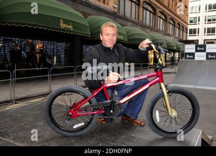 Chris Hoy bringt das Raleigh Triple Gold BMX Bike in limitierter Auflage exklusiv in Harrods, Knightsbridge, London auf den Markt. Stockfoto