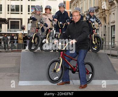 Chris Hoy bringt das Raleigh Triple Gold BMX Bike in limitierter Auflage exklusiv in Harrods, Knightsbridge, London auf den Markt. Stockfoto