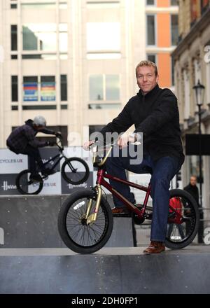 Chris Hoy bringt das Raleigh Triple Gold BMX Bike in limitierter Auflage exklusiv in Harrods, Knightsbridge, London auf den Markt. Stockfoto