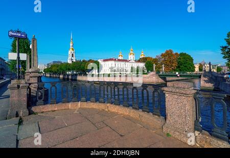 Blick auf die Kuppel der St. Nikolaus Marine-Kathedrale, mit der Kreuzung von Gribojedow Kanal und Krjukow Kanal, Semimostie . Sankt Petersburg. Stockfoto