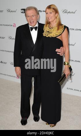 Sir David Frost und seine Frau Lady Carina Frost kommen bei der 17. Jährlichen Elton John AIDS Foundation Oscar Party im Pacific Design Center, West Hollywood an. Stockfoto