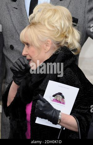 Barbara Windsor nimmt an der Beerdigung von Wendy Richard in der St Marylebone Parish Church, Marylebone Road im Zentrum von London Teil. Stockfoto