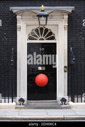 Prominente in 10 Downing Street. The Great Red Nose BT Kili Climb Prominente besuchen 10 Downing Street, um den Premierminister zu treffen, nachdem sie Afrikas höchsten Gipfel erklimmen haben, um Geld für Comic Relief zu sammeln. Stockfoto