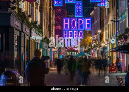 LONDON, UK - 08. DEZEMBER 2020 - Dieses Jahr Carnaby Street Christmas Decorations, erstellt in Zusammenarbeit mit der Choose Love Charity, tragen eine Messa Stockfoto