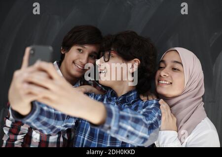 Gruppe von arabischen Teenagern, die Selfie-Fotos auf dem Smartphone machen Stockfoto