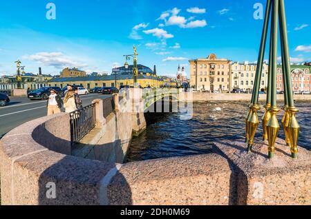 Sankt Petersburg, Panteleimon Brücke über den Fluss Fontanka ist mit vergoldeten Mustern von Skulpturen und Laternen verziert Stockfoto