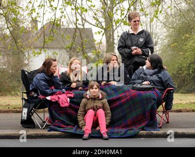 Gute Gratulanten erwarten Jade Goodys Cortege vor ihrem Begräbnis in der Nähe der St. John's Baptist Church in Buckhurst Hill, Essex Stockfoto