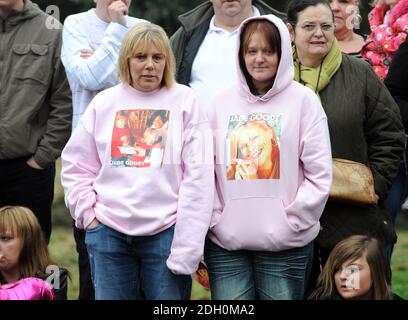 Gute Gratulanten erwarten Jade Goodys Cortege vor ihrem Begräbnis in der Nähe der St. John's Baptist Church in Buckhurst Hill, Essex Stockfoto