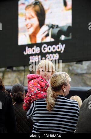 Gute Gratulanten erwarten Jade Goodys Cortege vor ihrem Begräbnis in der Nähe der St. John's Baptist Church in Buckhurst Hill, Essex Stockfoto