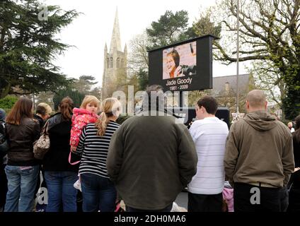 Gute Gratulanten erwarten Jade Goodys Cortege vor ihrem Begräbnis in der Nähe der St. John's Baptist Church in Buckhurst Hill, Essex Stockfoto