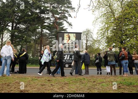 Gute Gratulanten erwarten Jade Goodys Cortege vor ihrem Begräbnis in der Nähe der St. John's Baptist Church in Buckhurst Hill, Essex Stockfoto