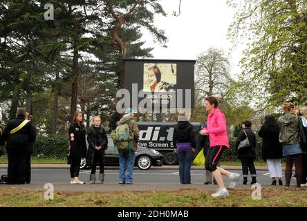 Gute Gratulanten erwarten Jade Goodys Cortege vor ihrem Begräbnis in der Nähe der St. John's Baptist Church in Buckhurst Hill, Essex Stockfoto