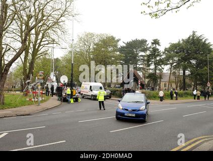 Gute Gratulanten erwarten Jade Goodys Cortege vor ihrem Begräbnis in der Nähe der St. John's Baptist Church in Buckhurst Hill, Essex Stockfoto