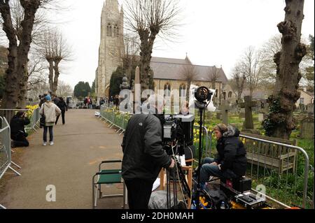 Gute Gratulanten erwarten Jade Goodys Cortege vor ihrem Begräbnis in der Nähe der St. John's Baptist Church in Buckhurst Hill, Essex Stockfoto