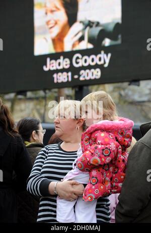 Gute Gratulanten erwarten Jade Goodys Cortege vor ihrem Begräbnis in der Nähe der St. John's Baptist Church in Buckhurst Hill, Essex Stockfoto