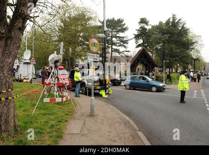 Gute Gratulanten erwarten Jade Goodys Cortege vor ihrem Begräbnis in der Nähe der St. John's Baptist Church in Buckhurst Hill, Essex Stockfoto