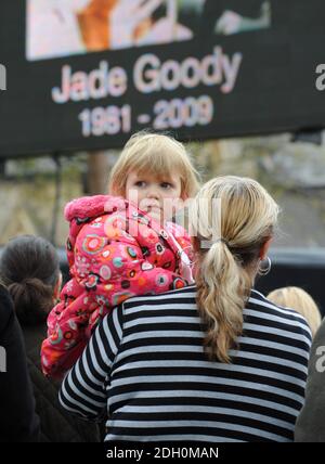 Gute Gratulanten erwarten Jade Goodys Cortege vor ihrem Begräbnis in der Nähe der St. John's Baptist Church in Buckhurst Hill, Essex Stockfoto