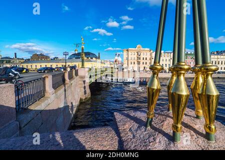 Sankt Petersburg, Panteleimon Brücke über den Fluss Fontanka ist mit vergoldeten Mustern von Skulpturen und Laternen verziert Stockfoto