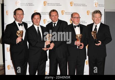 ** EMBARGO: NICHT FÜR DIE VERÖFFENTLICHUNG VOR 2130 GMT SONNTAG APR. 26 2009 (von links nach rechts) Philip Martin, Francis Hopkinson, Philip Glenister, Richard Cotton und Kenneth Branagh mit dem Best Drama Series Award für Wallander bei den British Academy Television Awards in der Royal Festival Hall im Zentrum von London. Stockfoto