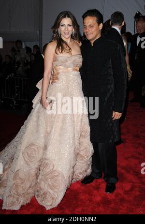 Elizabeth Hurley und Arun Nayar kommen als Muse im Model an, verkörpern Mode, Costume Institute Gala, The Metropolitan Museum, New York, USA Stockfoto