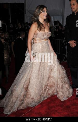 Elizabeth Hurley als Muse, Embodying Fashion, Costume Institute Gala, The Metropolitan Museum, New York, USA Stockfoto