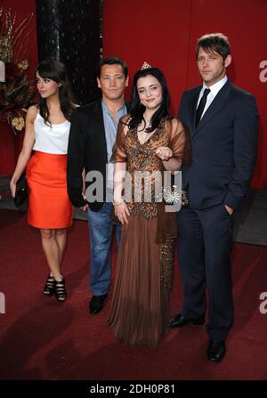 Shona McGarty (zweite rechts), Chris Coghill (rechts) und Sid Owen, die für die British Soap Awards 2009 im BBC Television Center, Wood Lane, London ankommen. Stockfoto