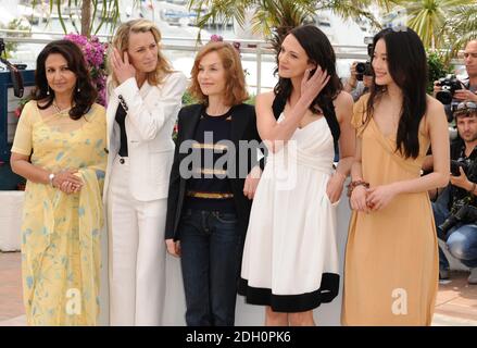 (Von links nach rechts) Sharmila Tagore, Robin Wright, Isabelle Huppert, Asia Argento und Shu Qi bei der Fotocall für die 62. Jury des Festivals de Cannes, im Palais des Festivals in Cannes, Teil des 62. Filmfestivals von Cannes. Stockfoto