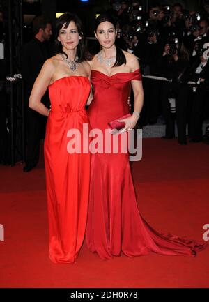 Die Schauspielerinnen Sophie Marceau (links) und Monica Bellucci bei der Premiere von Ne Te Retourne Pas (Don't Look Back) im Palais des Festivals. Teil des 62. Festival de Film, Cannes. Stockfoto