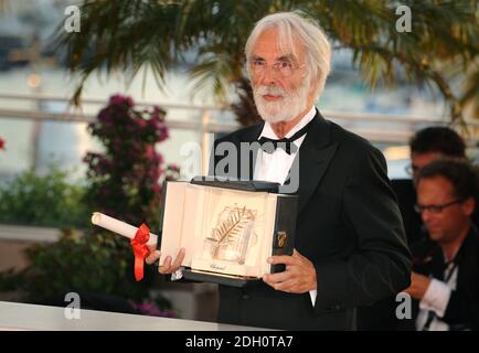 Der österreichische Regisseur Michael Haneke posiert mit dem Palme d'Or Preis, den er für den Film "das weiße Band" erhielt, bei einem Photo-Call nach der Preisverleihung, während des 62. Internationalen Filmfestivals in Cannes, Südfrankreich, Sonntag, 24. Mai 2009. Stockfoto