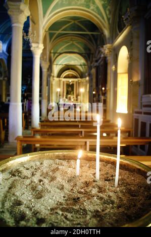 Griechenland, Syros Insel, Ano Syros Stadt, Kerzen im Inneren der St. George katholischen Kirche, April 10 2006. Stockfoto