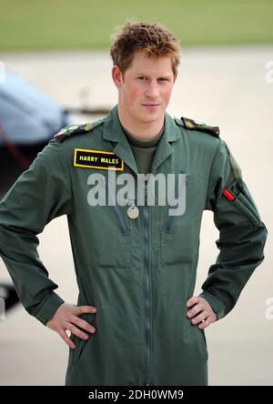 Prinz Harry während einer Fotoanfangszeit an ihrem Militärhubschrauber-Trainingsstützpunkt in RAF Shawbury, Shrewsbury. Beide Prinzen William und Harry sind derzeit in der Heimat der Defense Helicopter Flying School, während sie militärische Hubschrauber Trainingskurse absolvieren. William trainiert zum RAF-Such- und Rettungspiloten, während sein jüngerer Bruder Harry versucht, Pilot beim Army Air Corps zu werden. Stockfoto