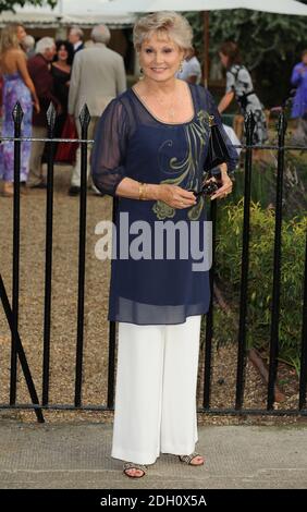 Angela Rippon bei der Sir David Frost Summer Garden Party 2009, Carlyle Square in Chelsea, im Zentrum von London. Stockfoto